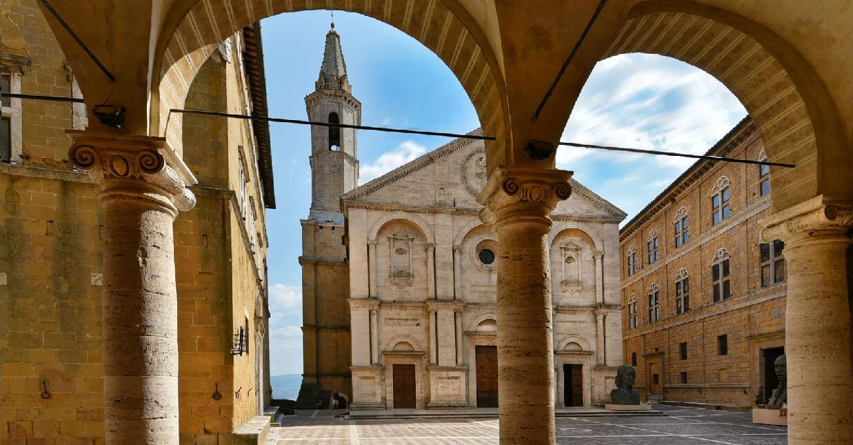 Pienza-piazza-Fotolia-compr-EVIDENZA